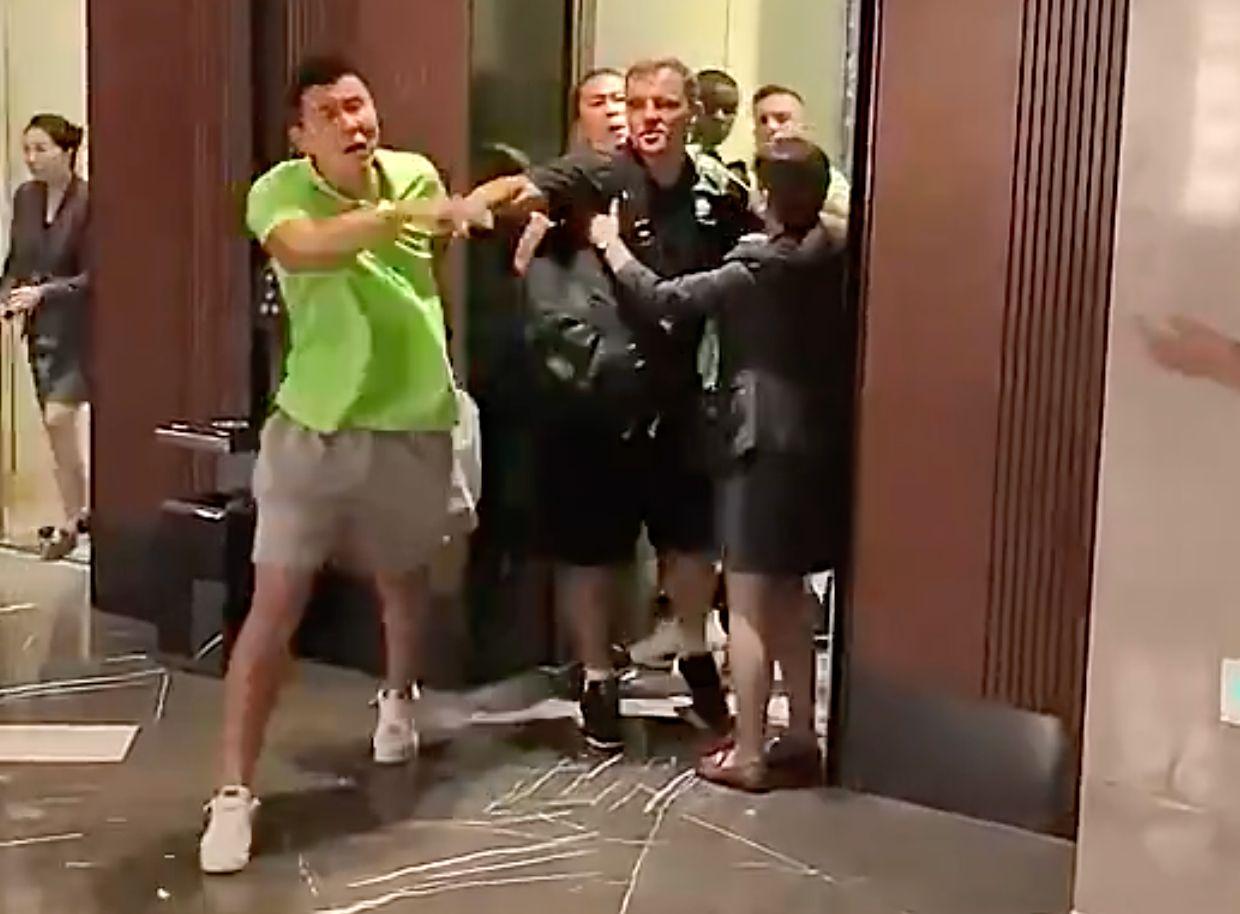 国安0-6后怒怼球迷！董事长开会反思 媒体人：想起一个愚蠢的球员