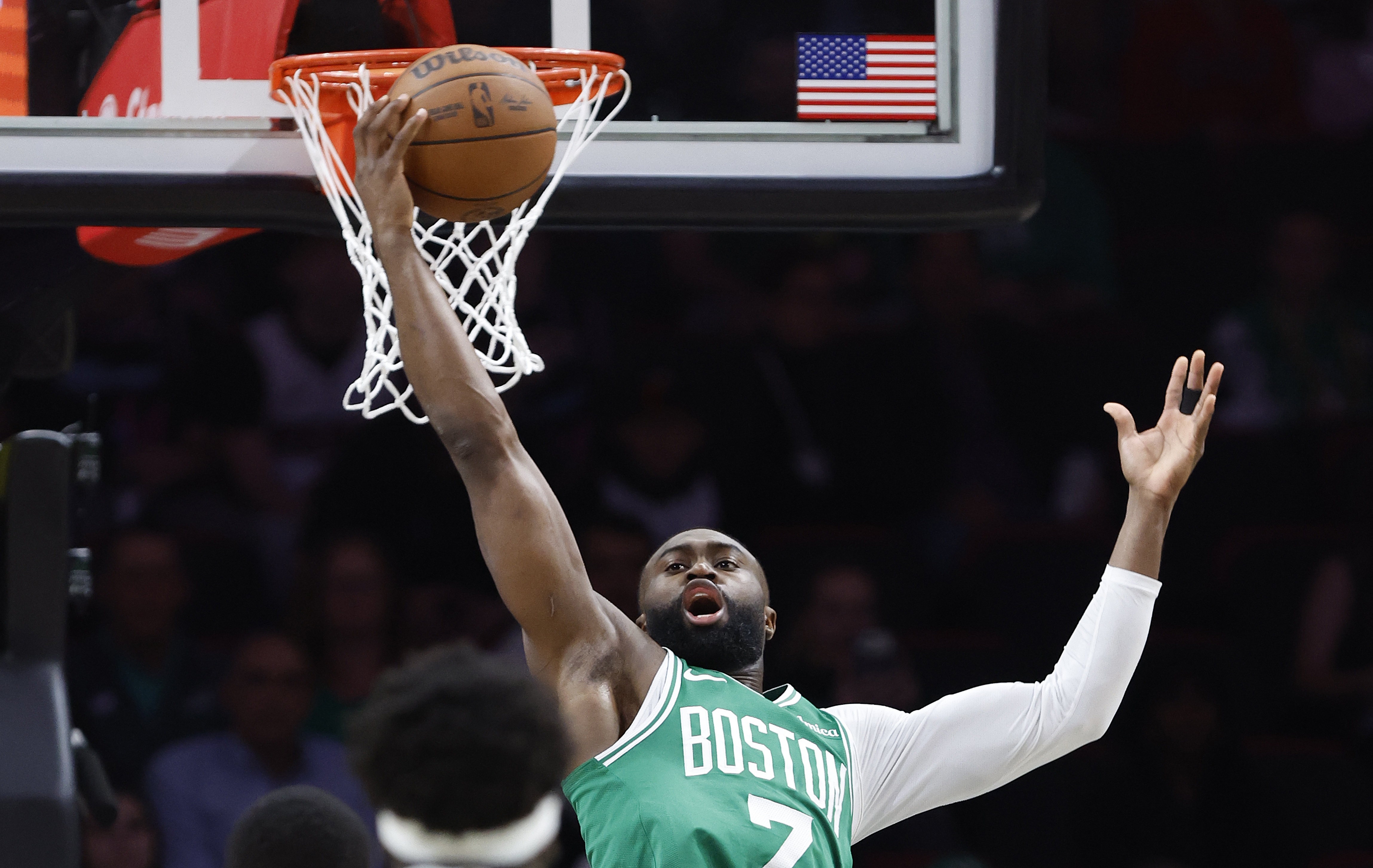 柠檬直播-火力全开！杰伦·布朗半场15投7中&amp;三分3中2 拿下17分9板1助1断