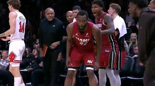 视频集锦-辕门射戟！维金斯底角三分命中还造犯规 可惜加罚没有