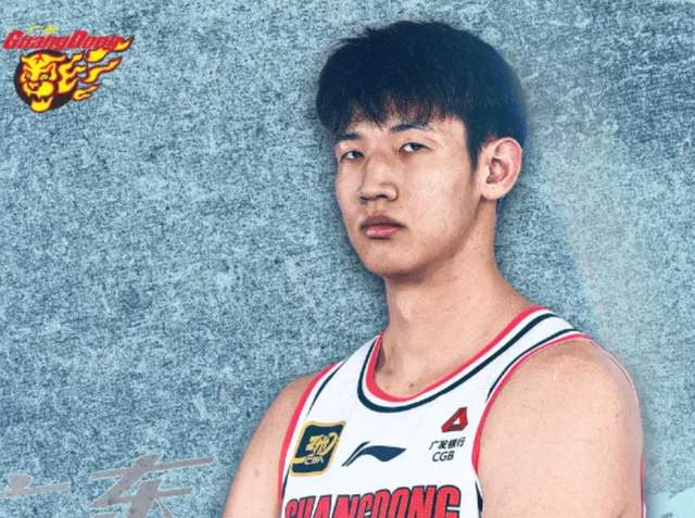 柠檬体育直播-上海半场险胜广东！弗格+洛夫顿轰32分，萨姆纳+3小将齐爆死顶！|黄明依|王洪|杨溢|奎因|球员_新浪体育_新浪新闻