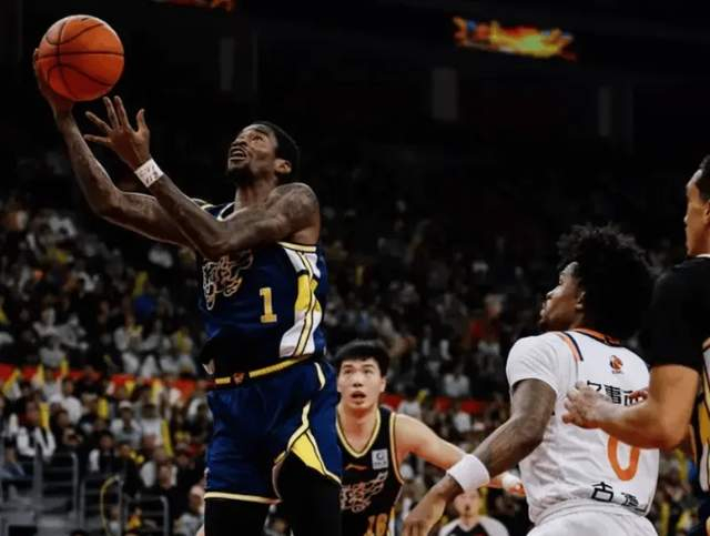 柠檬体育直播-上海半场险胜广东！弗格+洛夫顿轰32分，萨姆纳+3小将齐爆死顶！|黄明依|王洪|杨溢|奎因|球员_新浪体育_新浪新闻