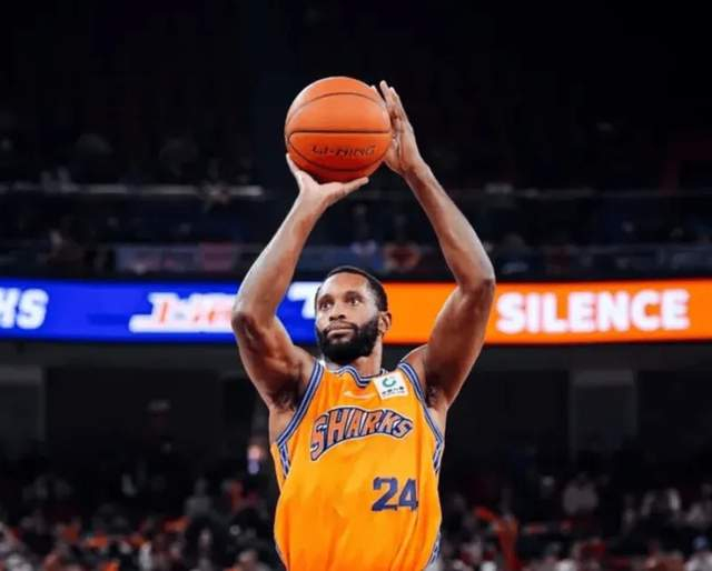 柠檬体育直播-上海半场险胜广东！弗格+洛夫顿轰32分，萨姆纳+3小将齐爆死顶！|黄明依|王洪|杨溢|奎因|球员_新浪体育_新浪新闻